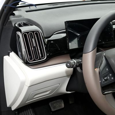 自動電気自動車を操縦するLHD