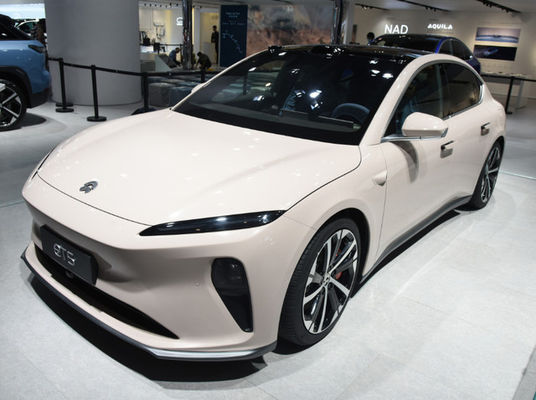 贅沢な電気セダンを操縦する200km/h高性能の電気自動車Nio ET5の左