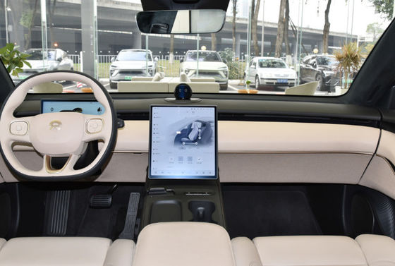 贅沢な電気セダンを操縦する200km/h高性能の電気自動車Nio ET5の左