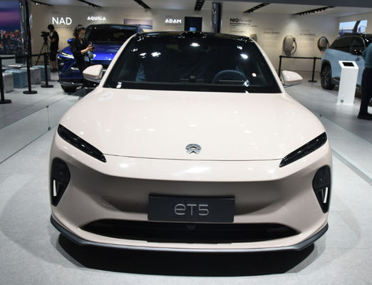 贅沢な電気セダンを操縦する200km/h高性能の電気自動車Nio ET5の左