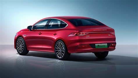 400kmの中型の電気自動車