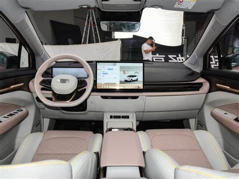 贅沢なECOの友好的な電気自動車4の車輪ドライブSUV Geely幾何学M6 450km CLTC