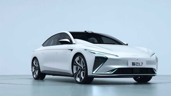 ZHIJI L7の高性能の電気自動車615km新しいエネルギー電気自動車