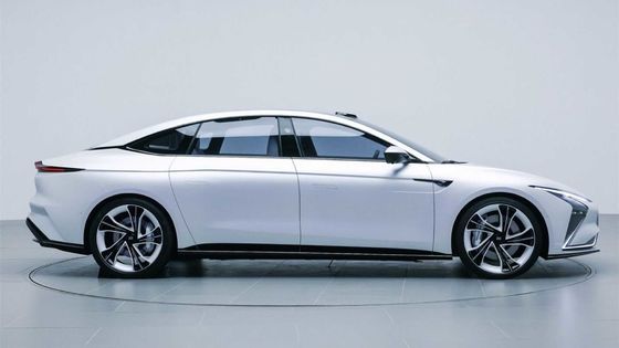 ZHIJI L7の高性能の電気自動車615km新しいエネルギー電気自動車