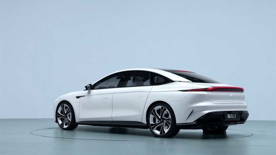 ZHIJI L7の高性能の電気自動車615km新しいエネルギー電気自動車