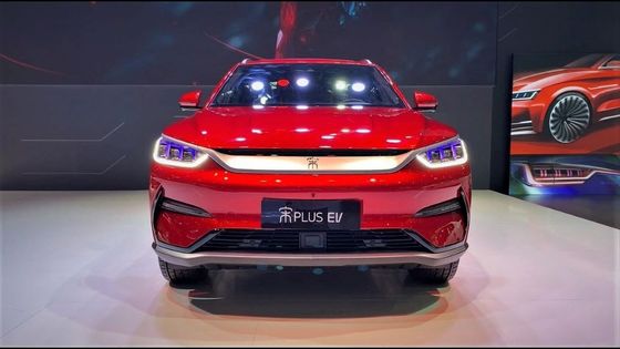 自動電気自動車を操縦するLHD