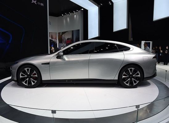 理性的なリムジンの電気自動車Xpeng P7 Nedc 2WD 4WD 480 586 670 706kmの範囲