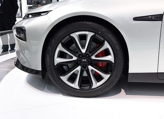 理性的なリムジンの電気自動車Xpeng P7 Nedc 2WD 4WD 480 586 670 706kmの範囲