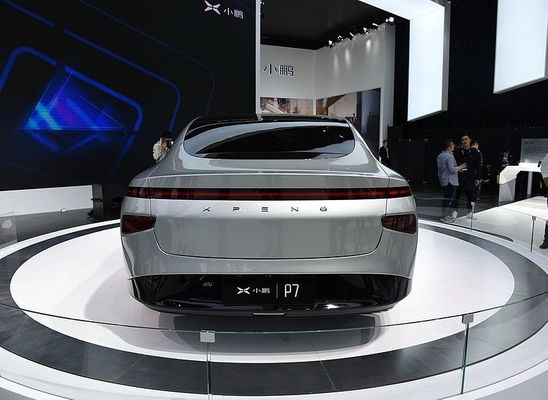 理性的なリムジンの電気自動車Xpeng P7 Nedc 2WD 4WD 480 586 670 706kmの範囲