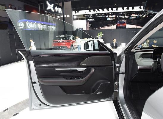 理性的なリムジンの電気自動車Xpeng P7 Nedc 2WD 4WD 480 586 670 706kmの範囲