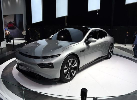 理性的なリムジンの電気自動車Xpeng P7 Nedc 2WD 4WD 480 586 670 706kmの範囲