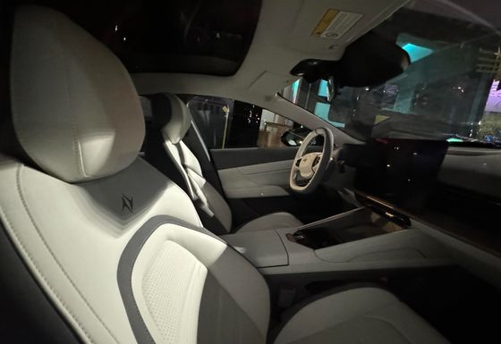 ドンフェン Eπ 007 1200kmの範囲と シザードア マックススピード 165km/h 5ドア