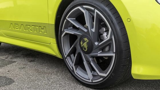 アバース 500e ホット・ハッチバックで 可愛くてスポーツ的な 電動車 ガソリン152P.S エンジンのパワーと同じくらい楽しい