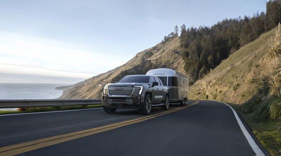 GMC Sierra EV 双エンジンのパワートレイン 754Pで,最大9500ポンドまで牽引し,最大1300ポンドのペイロードを牽引することができます.