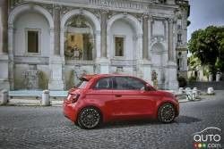 2024 FIAT 500e FWD ミニ電気自動車 42kwhバッテリーで最高速94mph