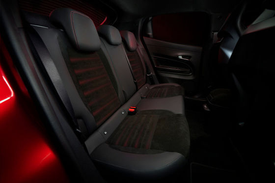 プレセール スポーティなコンパクトカー アルファロメオ 初のEVミラノ 2つのドライブラインオプション 156ph&240ph WLTC 240マイル