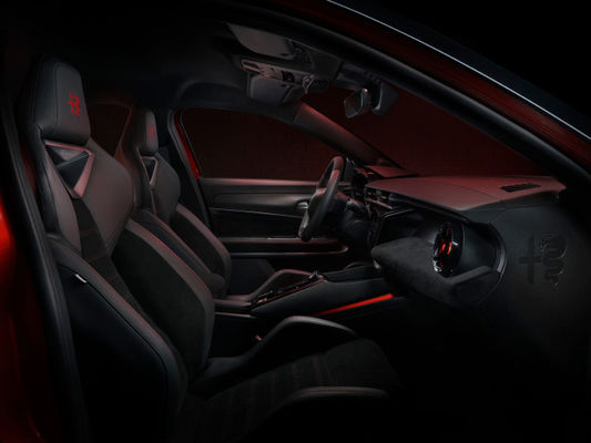 プレセール スポーティなコンパクトカー アルファロメオ 初のEVミラノ 2つのドライブラインオプション 156ph&240ph WLTC 240マイル