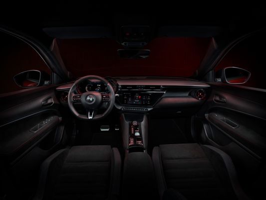 プレセール スポーティなコンパクトカー アルファロメオ 初のEVミラノ 2つのドライブラインオプション 156ph&240ph WLTC 240マイル