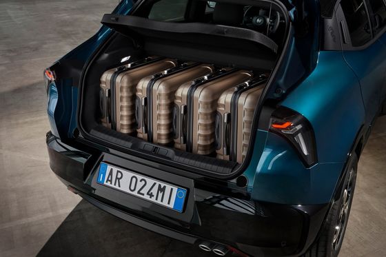 プレセール スポーティなコンパクトカー アルファロメオ 初のEVミラノ 2つのドライブラインオプション 156ph&240ph WLTC 240マイル