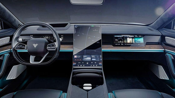 ディーラーにNETA S 2024 4ドア ファストバック セダン ハイブリッド 電動車 231psへの出力 0-100kmph 加速 8.6秒