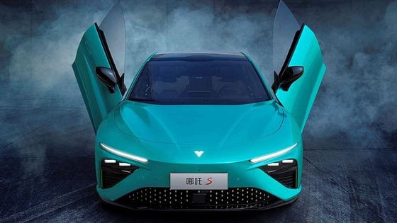 ディーラーにNETA S 2024 4ドア ファストバック セダン ハイブリッド 電動車 231psへの出力 0-100kmph 加速 8.6秒