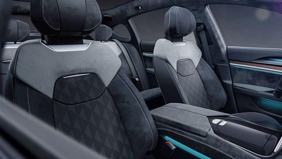 ディーラーにNETA S 2024 4ドア ファストバック セダン ハイブリッド 電動車 231psへの出力 0-100kmph 加速 8.6秒