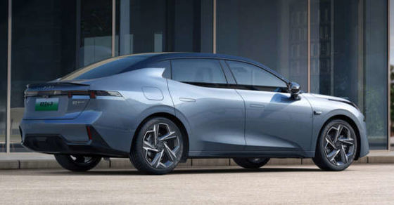 強力な新型ハイブリッドカー LYNK&CO 07 EM-P 163 PS と 255 Nm トークと 160kw モーターパワー&3 スピード DHT ギアボックス