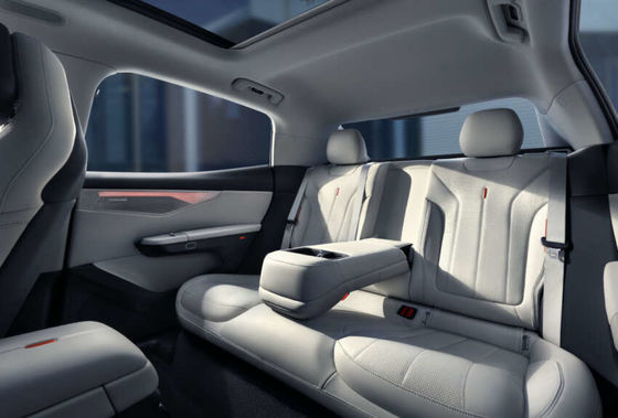 強力な新型ハイブリッドカー LYNK&CO 07 EM-P 163 PS と 255 Nm トークと 160kw モーターパワー&3 スピード DHT ギアボックス