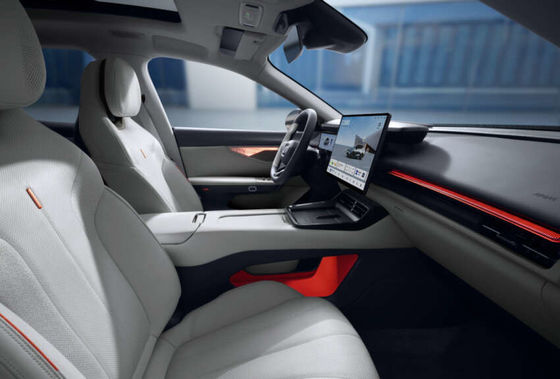 強力な新型ハイブリッドカー LYNK&CO 07 EM-P 163 PS と 255 Nm トークと 160kw モーターパワー&3 スピード DHT ギアボックス