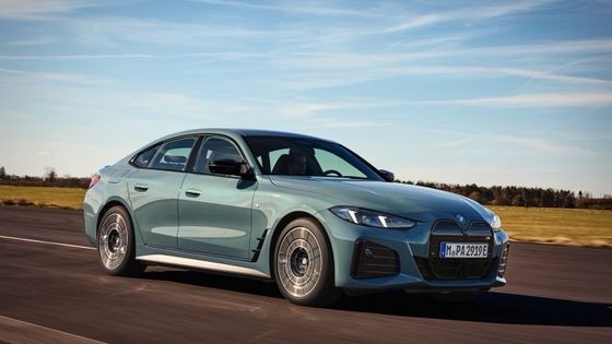 純電気自動車 高性能 450kmの範囲 BMW i4 加速 0-100km/h 3.9s 225km/h 最高速度 400kwのパワー