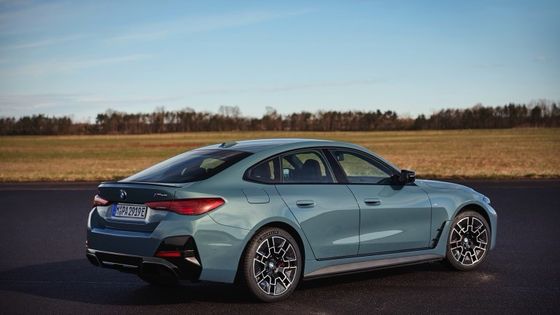 純電気自動車 高性能 450kmの範囲 BMW i4 加速 0-100km/h 3.9s 225km/h 最高速度 400kwのパワー