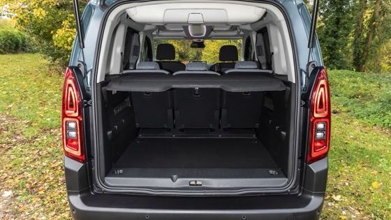 新型シトロエンe-ベルリンゴ 新型電気自動車 339km 走行距離 100kwのバッテリーで52kwh モーターパワー&最高速度132km/h