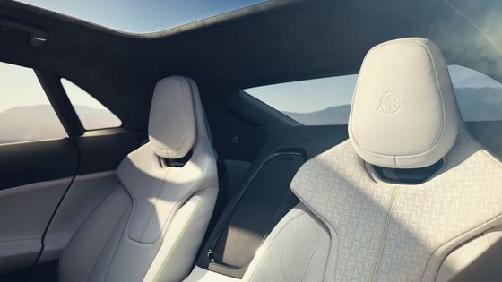 ロータス エメヤは 650kmの範囲 250km/h最高速度 & 450kwのパワーを持つ4ドアGTボディスタイルでファームのニューエイジEVテクをパッケージします