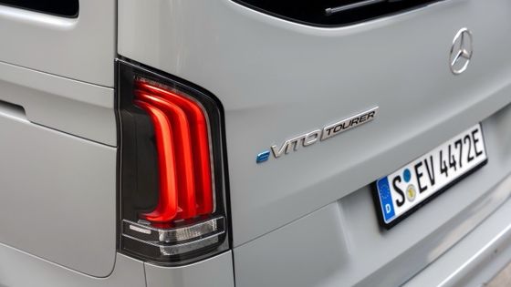 9人乗りEV メルセデス・ベンツ EVito トゥーラー ロング 201bhpの電気モーターと90kWhのバッテリー