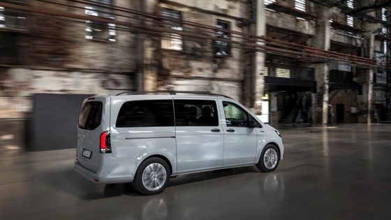 9人乗りEV メルセデス・ベンツ EVito トゥーラー ロング 201bhpの電気モーターと90kWhのバッテリー