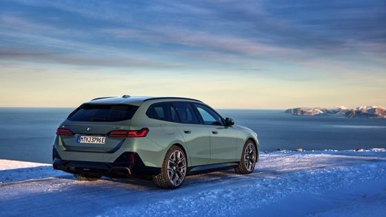 最新の電動車 バッテリー84.4kWh 走行距離329マイル 335bhp/430Nm BMW i5 トゥーリング eDrive40 シングルスピードRWD