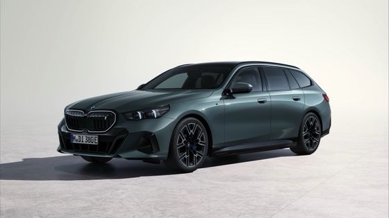 最新の電動車 バッテリー84.4kWh 走行距離329マイル 335bhp/430Nm BMW i5 トゥーリング eDrive40 シングルスピードRWD