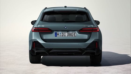 最新の電動車 バッテリー84.4kWh 走行距離329マイル 335bhp/430Nm BMW i5 トゥーリング eDrive40 シングルスピードRWD