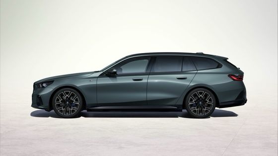 最新の電動車 バッテリー84.4kWh 走行距離329マイル 335bhp/430Nm BMW i5 トゥーリング eDrive40 シングルスピードRWD