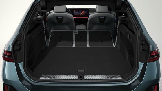 最新の電動車 バッテリー84.4kWh 走行距離329マイル 335bhp/430Nm BMW i5 トゥーリング eDrive40 シングルスピードRWD