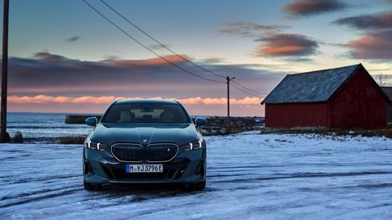 最新の電動車 バッテリー84.4kWh 走行距離329マイル 335bhp/430Nm BMW i5 トゥーリング eDrive40 シングルスピードRWD