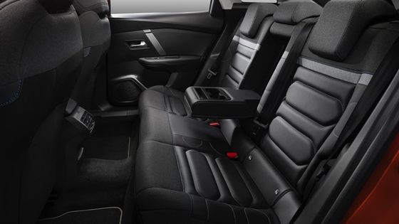 シトロエンのE-C4 115kW (156ps) のパワーで 150km/h 最大速度 54kwh リチウムイオン電池