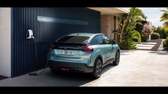 シトロエンのE-C4 115kW (156ps) のパワーで 150km/h 最大速度 54kwh リチウムイオン電池