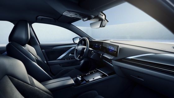 オペル・アストラ・エレクトリックの快適な電動車両で 54kwhのバッテリー 150kwのモーターパワーで 170km/h最大速度