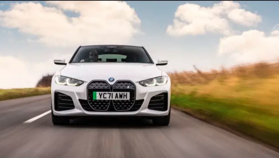 最新の全輪駆動 BMW i4 双電動モーター パワー&ハッチバックトランク